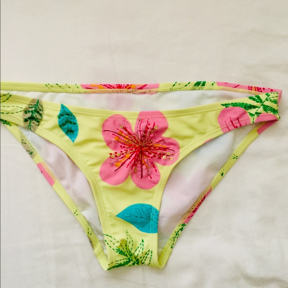 Pretty bikini 👙 bottoms🌸 - Picture 2 of 5